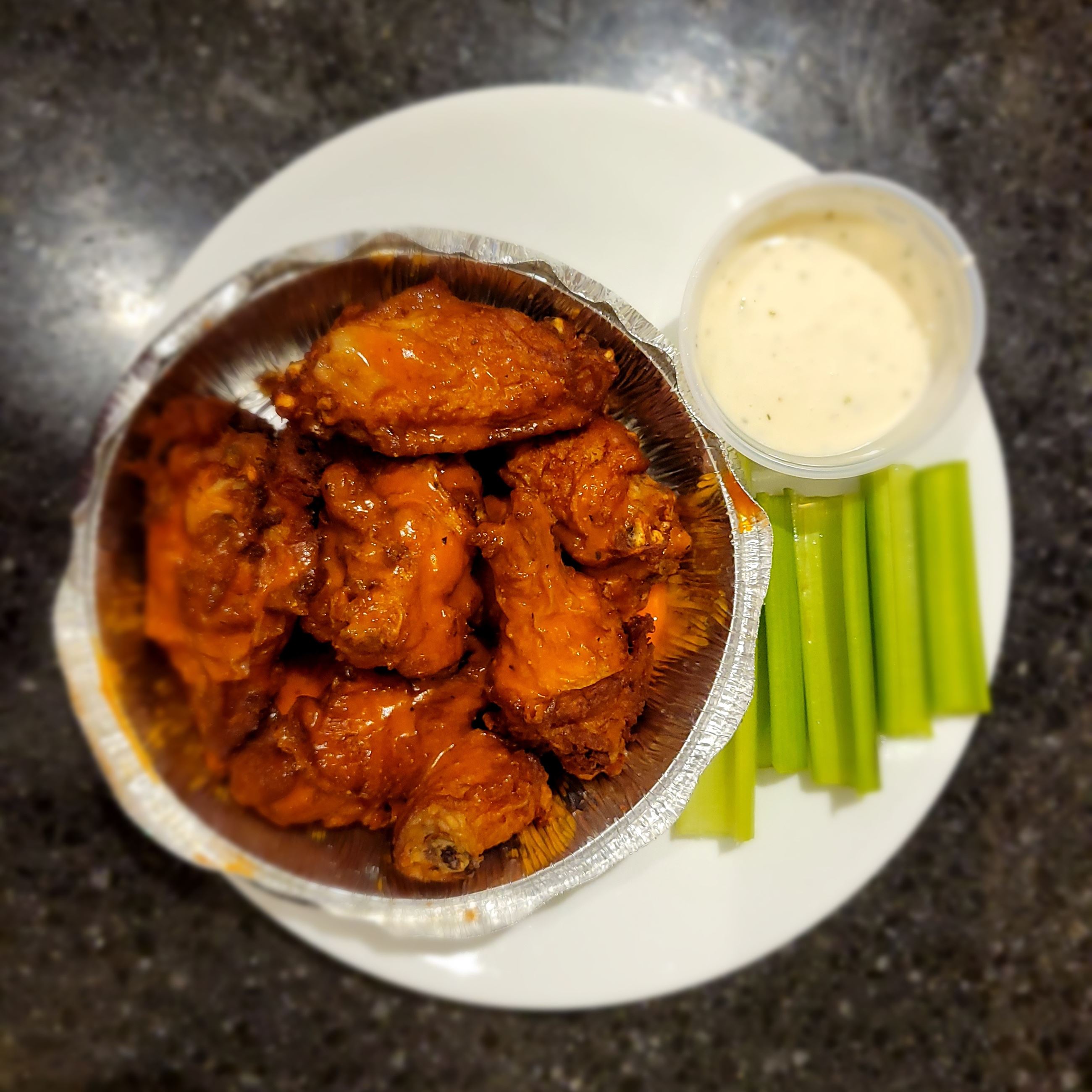 Buffalo wings with celery and ranch