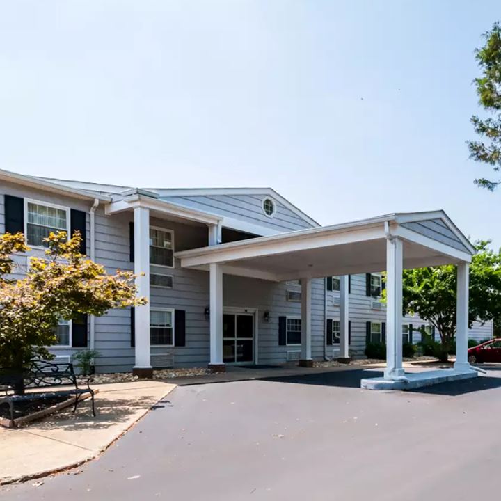 Outside image of the Quality Inn Solomons - Beacon Marina building