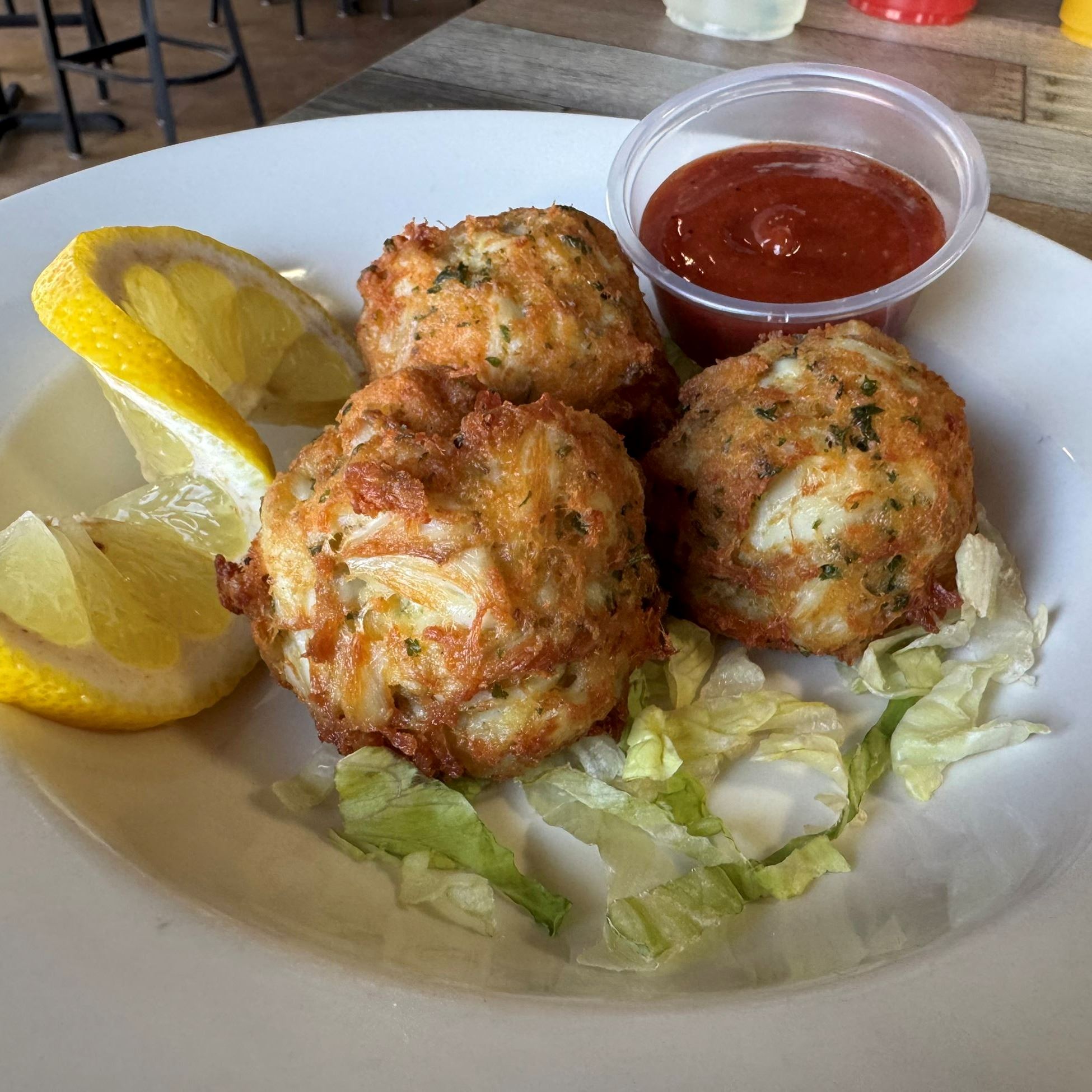 plate of three crab cakes